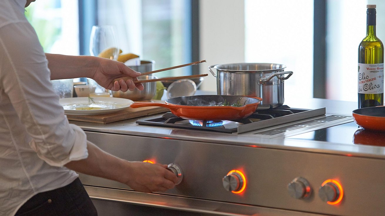 Ville Kokkonen beim Kochen in der Küche